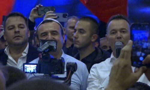 Me plisa në kokë, Kurti e Peci festojnë në Mitrovicë