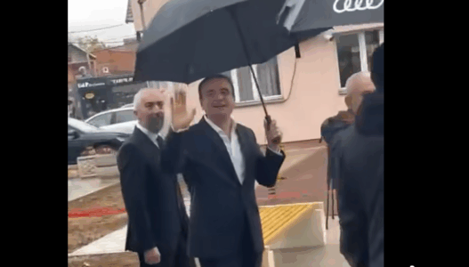 Kurti nuk i ndahet Mitrovicës: Nëpër shi dhe gati me gjysmën e kabinetit të tij ai sërish shkon të Peci