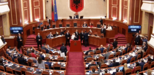 Tensione në Kuvendin e Shqipërisë, Peleshi ia ndërpret fjalën Berishës, rrethohet nga Garda