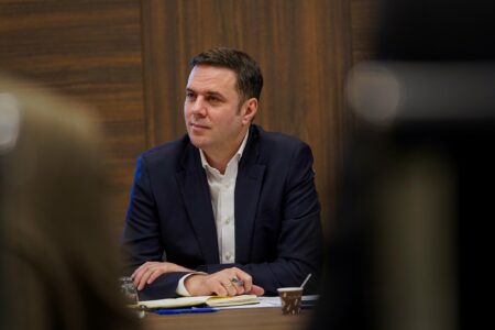 Abdixhiku, Kurtit: Të ardhmen që ua vodhi, provon t’ua blejë me 100 euro për votë