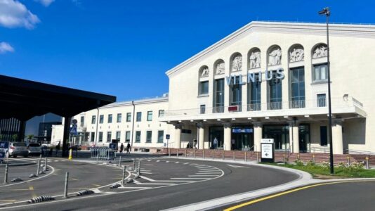 Alarm dronësh në një aeroport në Lituani, autoritetet ndaluan fluturimet për rreth 40 minuta