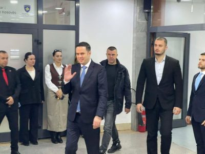 Edhe Abdixhiku, Peci e Kusari-Lila arrijnë në takim te Presidentja