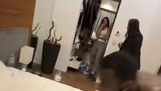 “Mos hyni…po fle axha në dollap…”, tha futbollisti që kishte fshehur të dashurën brenda