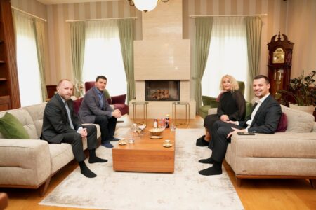 Krasniqi viziton familjen e Thaçit dhe të tjerëve: Urojmë që ky proces i dalë prej binarëve të përfundojë më shpejt