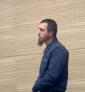 “Aktakuza është diçka e re për mu” – Arsimtari mohon akuzat për gjuajtje të flamurit kombëtar e plisit në bërllog