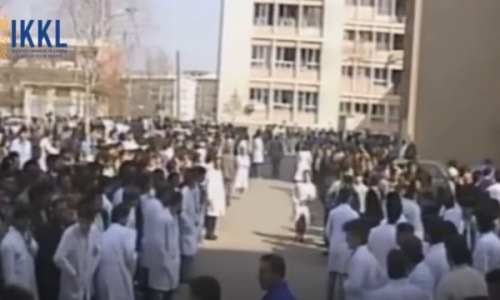 Publikohen pamje autentike nga helmimet masive të nxënësve shqiptarë gjatë viteve 1990-1992