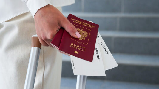 BE e shqetësuar: Hungaria vazhdon të japë leje qëndrimi për rusët