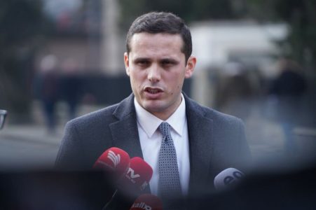 “Më kërkoi falje, mendoj që ishte e ulët” – Gruda pas përplasjes me Bahtirin në Kuvend