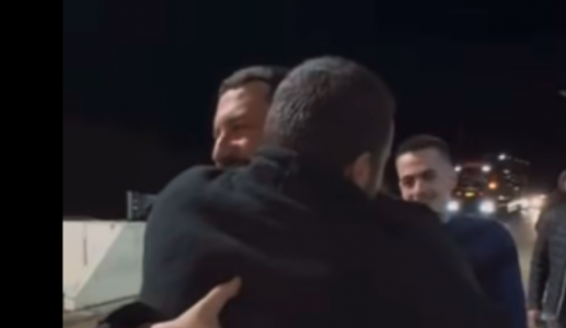 Momenti kur ish-polici Arbnor Spahiu futet në Kosovë dhe pritet nga familjarët