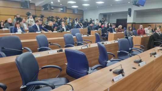 Kaosi në Prishtinë: Thirret seancë e jashtëzakonshme e Kuvendit për mjetet vetjake dhe buxhetin 2026