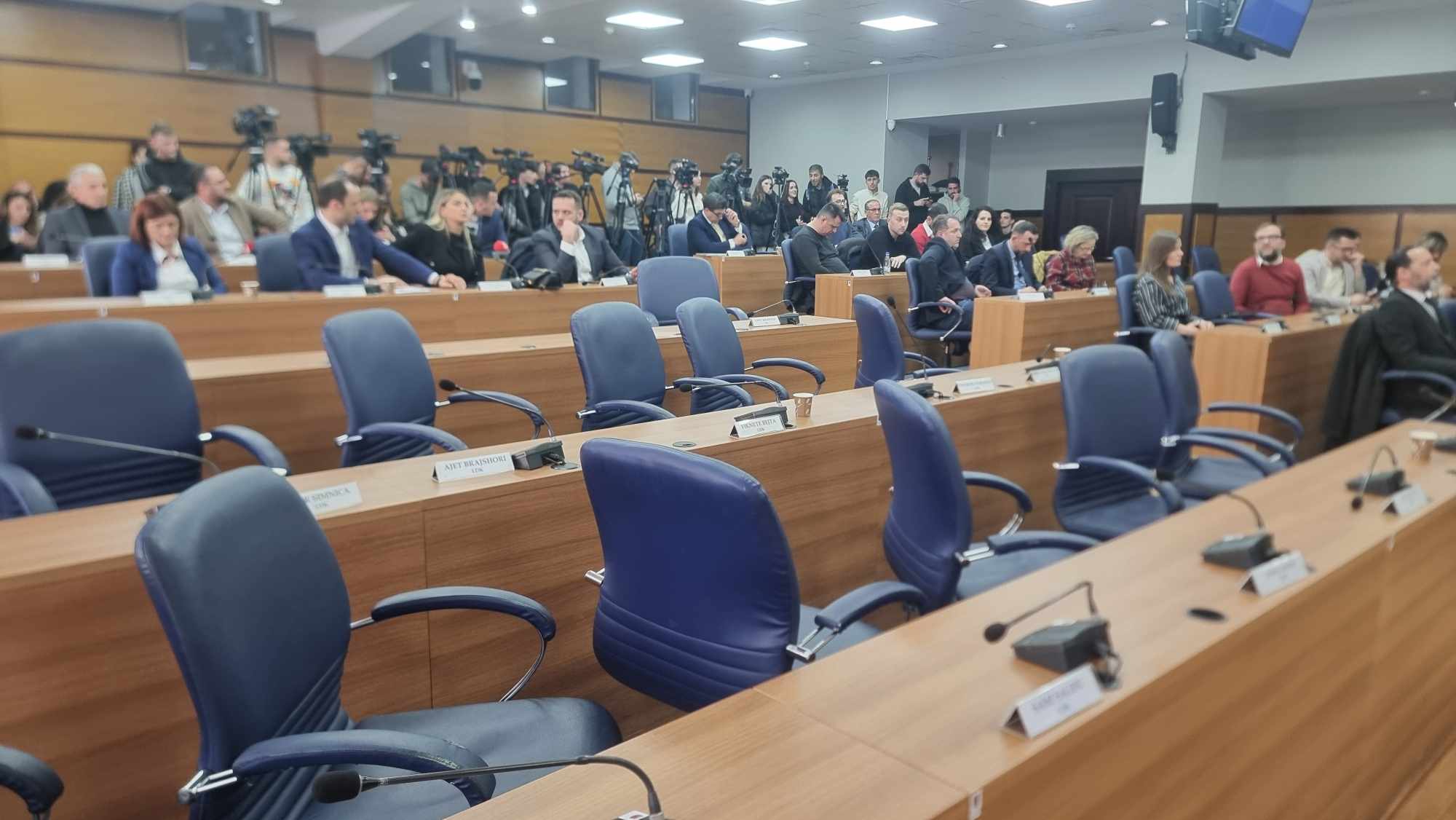 Kaosi në Prishtinë  Thirret seancë e jashtëzakonshme e Kuvendit për mjetet vetjake dhe buxhetin 2026