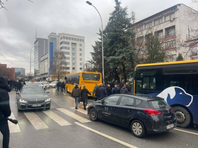 Përfundon protesta e punëtorëve të transportueseve publikë dhe privatë