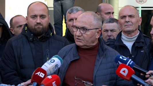 “I kemi lutur”, punëtorët e “Trafikut Urban” dhe operatorët privatë nuk arrijnë marrëveshje me Hekuran Muratin