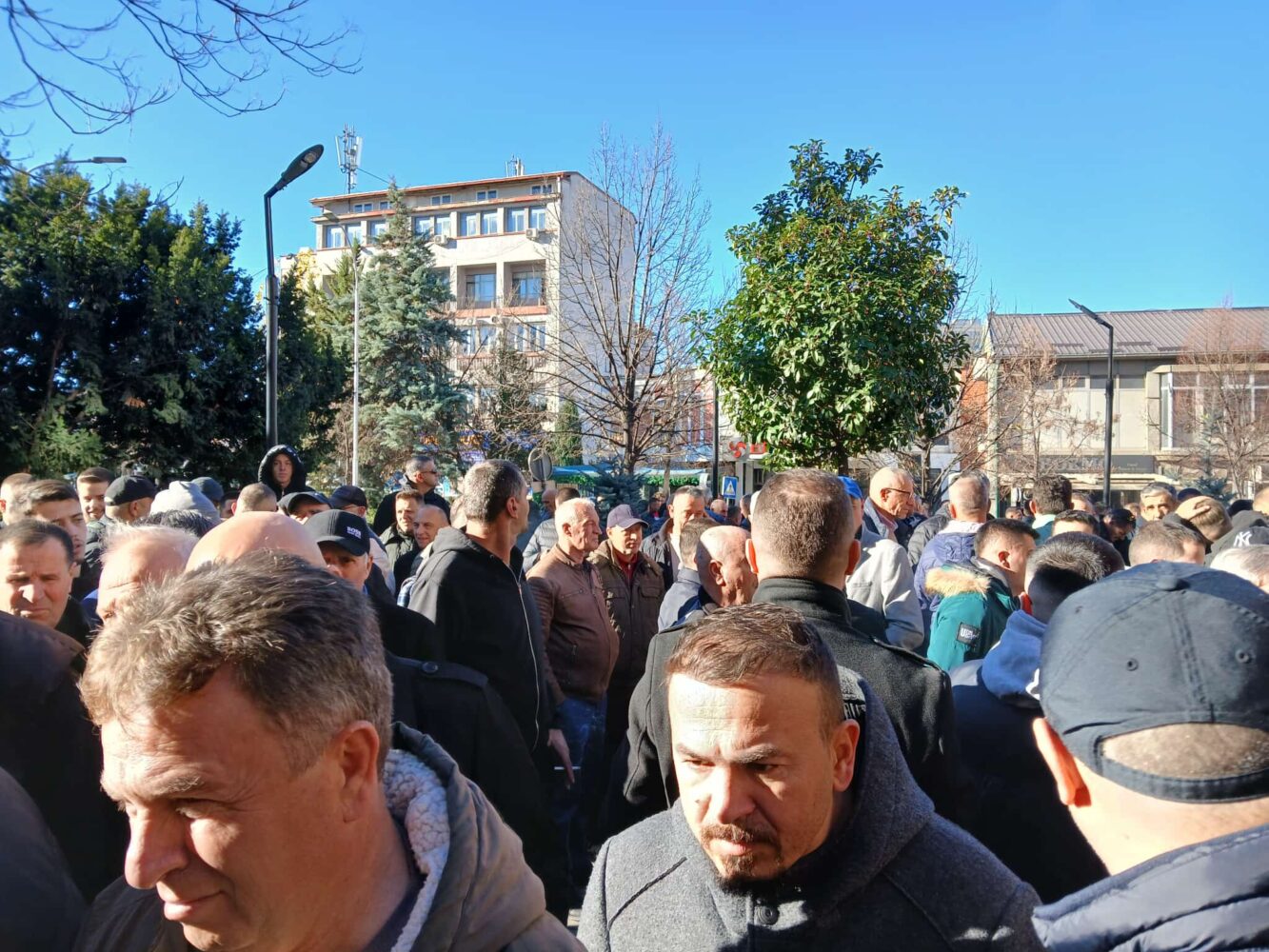 Pezullohen të gjitha linjat e trafikut në kryeqytet  transportuesit privatë në protestë