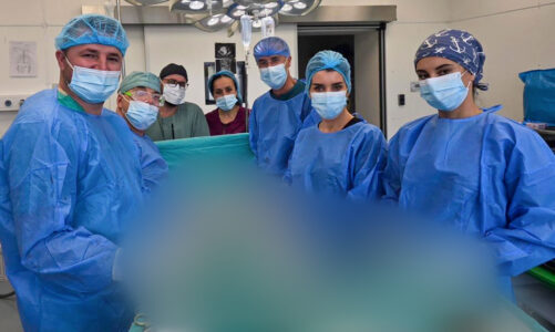 Kryhet një intervenim i rrallë në QKUK, pacientes i largohet tumori rreth 16 centimetra