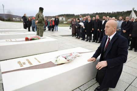 Haradinaj bën homazhe tek Kompleksi Memorial “Adem Jashari” në Prekaz: Nëntori muaj i shenjtë