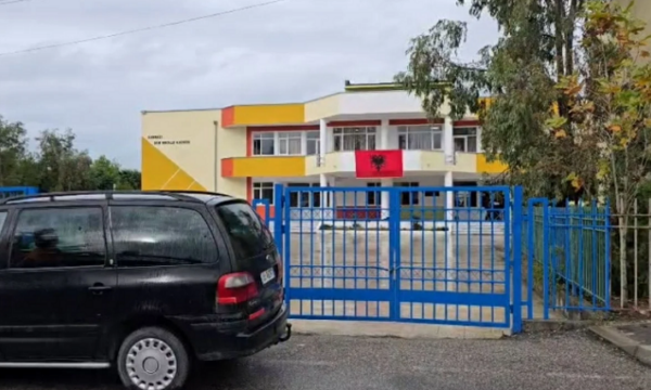 Plagosja me thikë mes gjimnazistëve në Durrës  i mituri në gjendje të rëndë  sherri nisi në rrjetet sociale