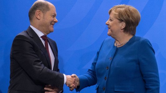 Drejtonte platformën që planifikonin vrasjen e Merkel dhe Scholzit, arrestohet një person në Gjermani
