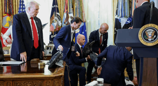 Ndodh e papritura: Trumpit i rrëzohet mysafiri në Zyren Ovale