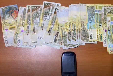 Librazhd: Me valium dhëndri vuri në gjumë çiftin e moshuar, më pas ua vodhi paratë