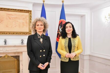 “Masha” e Vjosa Osmanit sulmon ashpër Hykmete Bajramin: Urrejtje patologjike ndaj Presidentes