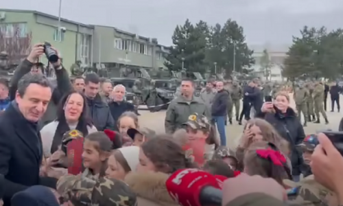 Dita e FSK’së, disa fëmijë thërrasin “Albin Baba” kur e shohin, të tjerët u bëjnë pyetje ushtarëve