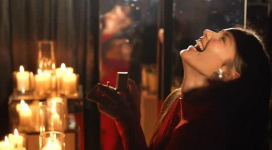 E rrallë: Modelja shqiptare i propozon të dashurit (VIDEO)