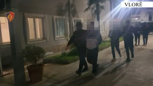 Mbajtën peng shqiptarin nga Kosova për dy javë dhe e dhunuan, arrestohen tre person në Vlorë