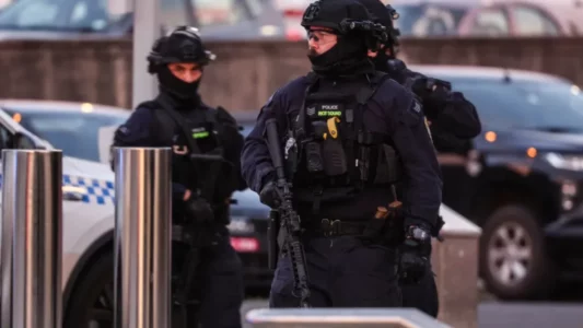 Autorët e masakrës në Australi ishin babë e bir, në vendngjarje edhe një flamur i ISIS