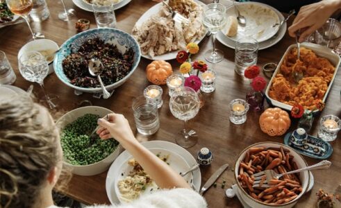 Si të shmangni fryrjen pas vakteve të festave: 5 këshilla të thjeshta