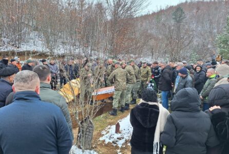 Bekim Haxhiu në ceremoninë e varrimit të babait të Calit: Dhimbja bëhet më e madhe nga padrejtësia
