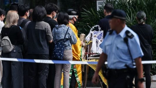 Hong Kongu arreston të dyshuar të tjerë në hetimin e zjarrit, numri i të vdekurve arrin në 151