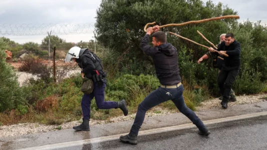 Pamje të rënda dhune: Përshkallëzohet protesta e fermerëve në Greqi