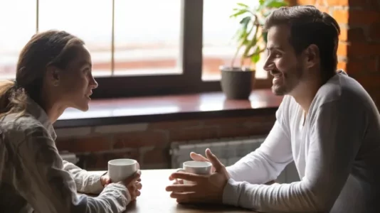 Psikologët zbulojnë: Këto pyetje e bëjnë takimin e parë të paharrueshëm