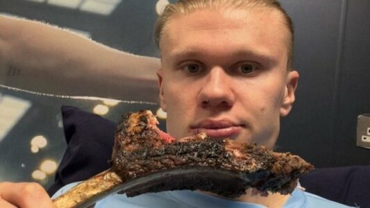 Haaland pasi kaloi Ronaldon me gola në Premier League, feston me tomahawk