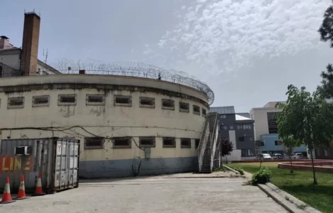 Aktakuzë për krime lufte ndaj një ish-gardiani të Burgut të Prishtinës, i kishte rrahur të burgosurit shqiptarë dhe i kishte lënë pa ushqim me ditë të tëra