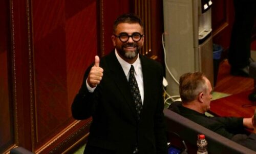 “Edhe, dihet…” Artan Behrami vazhdon me sloganin e Hashim Thaçit