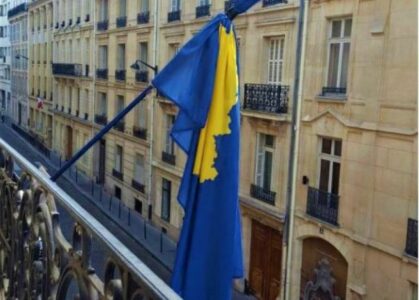 Ambasada e Kosovës në Paris do t’i ndërpres shërbimet konsullore për mbi 2 javë, kjo është arsyeja