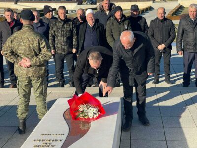 Homazhe në Prekaz për Ditën e Veteranit, Gucati: Sot nuk ndihemi edhe aq të lirë