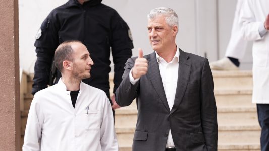 “U kthesh sa më shpejt në vendin…”- Mjeku që trajtoi babain e Thaçit tregon për herë të parë çka i tha atij