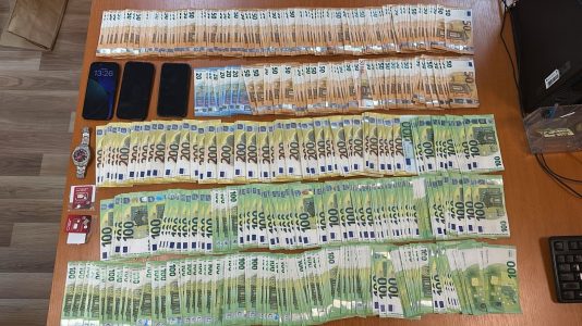 Armë, karikator e para: Prokuroria jep detaje pas arrestimit të suedezit në Prishtinë që dyshohet se drejtonte një grup kriminal