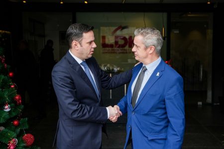 Ambasadori britanik takohet me Abdixhikun, flasin për zgjedhjet e 28 dhjetorit