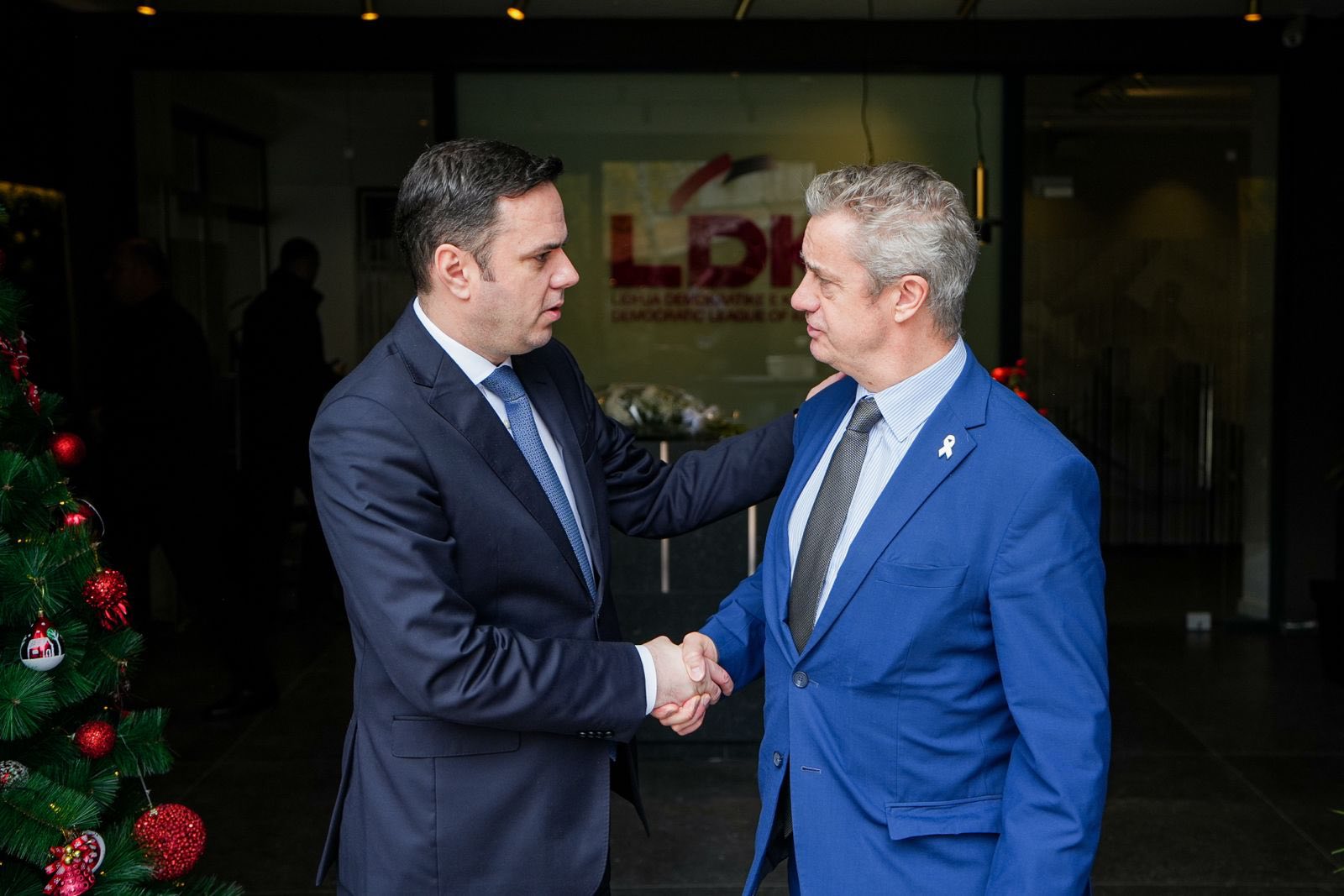 Ambasadori britanik takohet me Abdixhikun  flasin për zgjedhjet e 28 dhjetorit