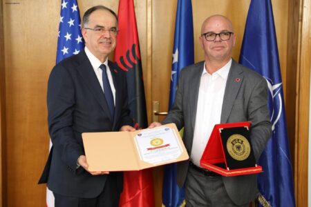 Presidenti Begaj viziton Rahovecin, dekorohet nga Smajl Latifi