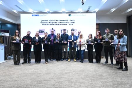 Ndahen çmimet vjetore të gazetarisë, Agon Sinanaj gazetar i vitit, AGK shpërbleu edhe gazetarë tjerë në disa kategori