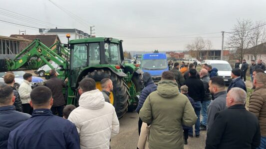 Banorëve të Lubizhdës “u bëhet boll”: Bllokojnë rrugët pasi s’kanë rrymë për një kohë gjatë