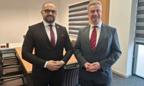 Hargreaves takon kryetarët e Mitrovicës së Veriut dhe Zveçanit: Zgjedhja paqësore e tyre, zhvillim i mirëpritur