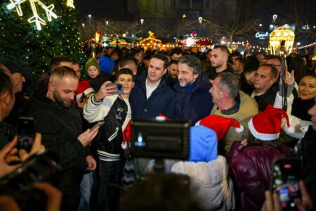 Ndezën dritat në Prishtinë, Abdixhiku: Kjo është fryma që duam në Kosovë- dritë, kulturë e jetë