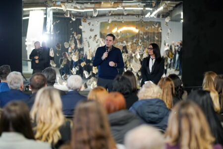 Abdixhiku zotohet para mësimdhënësve: Pagë 1 mijë euro e ndërtim të 80 çerdheve