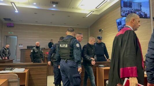 Nën masa të rrepta të sigurisë, Naim Murseli dhe të tjerët hyjnë në sallën e gjyqit